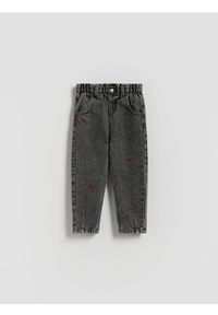Reserved - Jeansy baggy z haftem - szary. Kolor: szary. Materiał: jeans. Wzór: haft