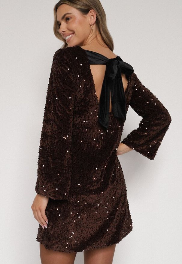 Born2be - Brązowa Cekinowa Sukienka z Odkrytymi Plecami i Wiązaniem Diadina. Kolor: brązowy. Materiał: wiskoza, elastan, futro. Wzór: aplikacja. Styl: wizytowy, elegancki