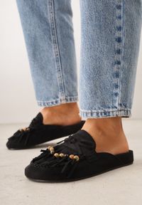 Born2be - Czarne Klapki VICES Typu Mule z Koralikami Frędzlami i Kokardą Dioleora. Okazja: na co dzień. Kolor: czarny. Wzór: aplikacja. Styl: casual, elegancki #6