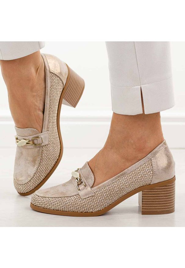 Złote mokasyny damskie na obcasie M.Daszyński 2201D-13. Okazja: na co dzień. Kolor: złoty. Szerokość cholewki: normalna. Wzór: ażurowy. Materiał: skóra. Sezon: wiosna, lato. Obcas: na obcasie. Styl: casual, elegancki, klasyczny. Wysokość obcasa: średni