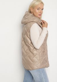 Born2be - Beżowa Pikowana Kamizelka z Odpinanym Kapturem Rilanisa. Okazja: na co dzień. Kolor: beżowy. Materiał: jeans. Styl: klasyczny, casual, elegancki #7
