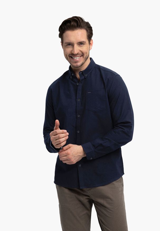 Volcano - Granatowa koszula K-SOL. Okazja: na co dzień, do pracy. Typ kołnierza: button down. Kolor: niebieski. Materiał: bawełna, materiał. Wzór: gładki, nadruk. Sezon: zima, jesień, wiosna. Styl: sportowy, klasyczny, casual, elegancki