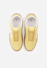 Born2be - Żółte Sneakersy na Kauczukowej Podeszwie z Geometrycznym Wzorem Sewtila. Okazja: na co dzień. Kolor: żółty. Materiał: kauczuk. Wzór: geometria #9