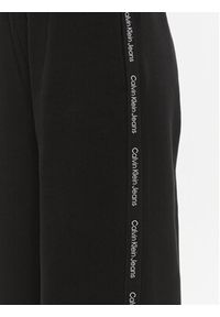 Calvin Klein Jeans Spodnie dresowe J20J223118 Czarny Relaxed Fit. Kolor: czarny. Materiał: bawełna