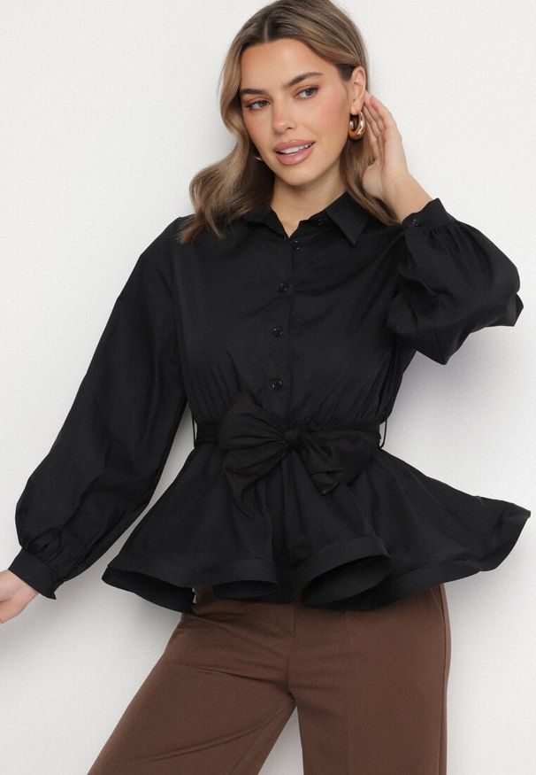 Born2be - Czarna Koszula z Gumką w Talii z Materiałowym Paskiem Lanothia. Kolor: czarny. Materiał: materiał
