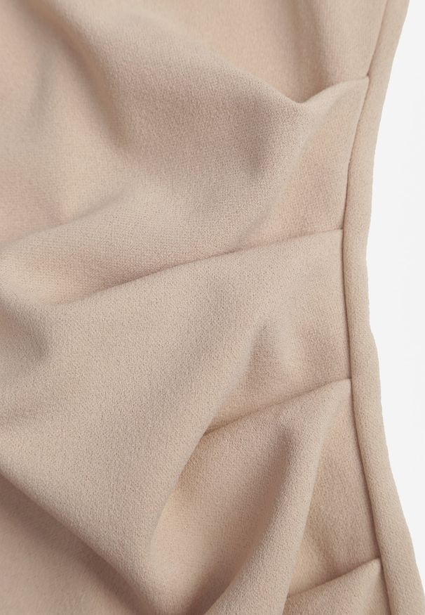 Renee - Beżowa Midi Sukienka z Kwadratowym Dekoltem Linerana. Okazja: na spotkanie biznesowe. Typ kołnierza: dekolt kwadratowy. Kolor: beżowy. Styl: biznesowy, elegancki. Długość: midi