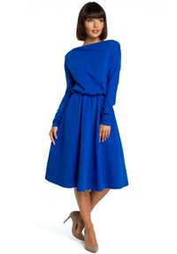 BE - Rozkloszowana sukienka dresowa z gumką w pasie i kieszeniami niebieska. Kolor: niebieski. Materiał: dresówka. Długość rękawa: długi rękaw