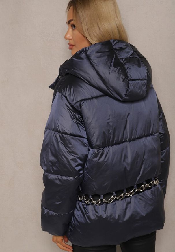 Renee - Granatowa Casualowa Kurtka z Pikowanymi Przeszyciami Kapturem i Kieszeniami Tinnetia. Okazja: na co dzień. Kolor: niebieski. Materiał: jeans. Sezon: zima, jesień. Styl: casual