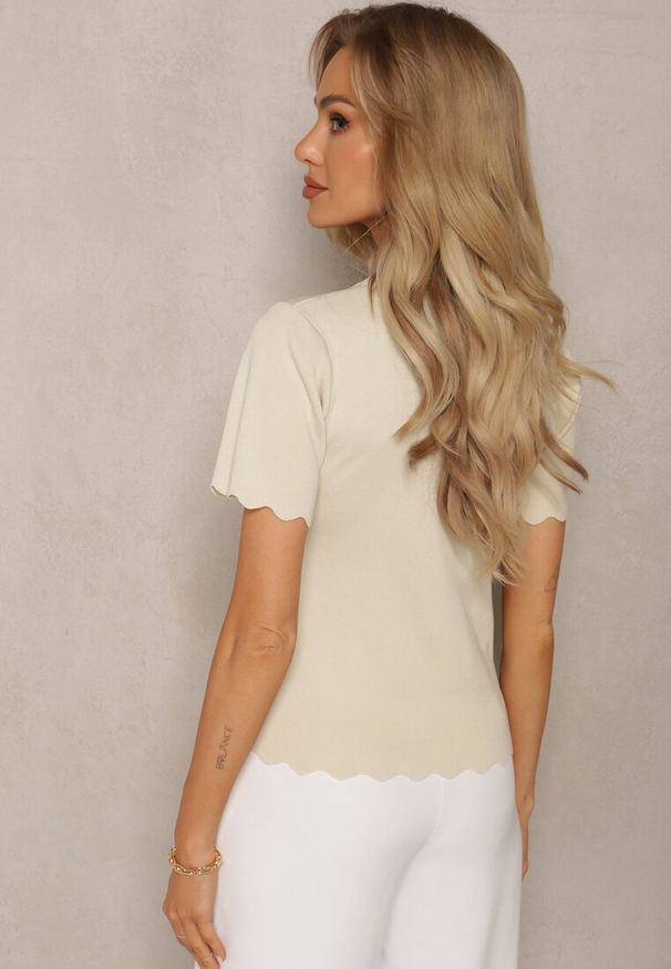 Renee - Beżowa Dzianinowa Bluzka z Nieregularnymi Krawędziami Datria. Kolor: beżowy. Materiał: dzianina