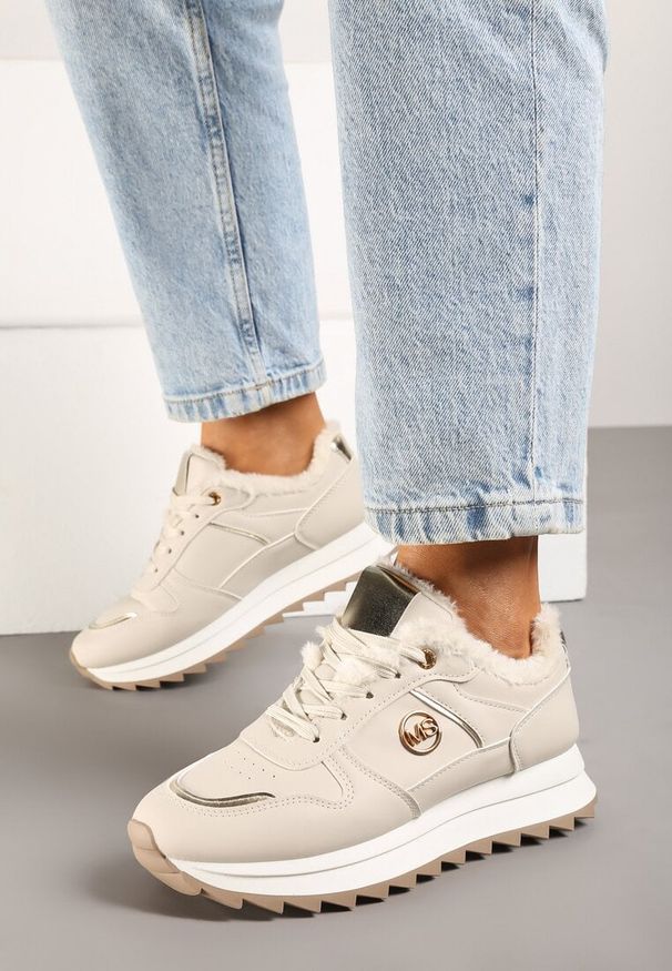 Born2be - Beżowe Sneakersy na Płaskiej Podeszwie z Metalicznymi Wstawkami i Ociepleniem Adelanna. Okazja: na co dzień. Zapięcie: sznurówki. Kolor: beżowy. Materiał: materiał, jeans, satyna. Obcas: na płaskiej podeszwie
