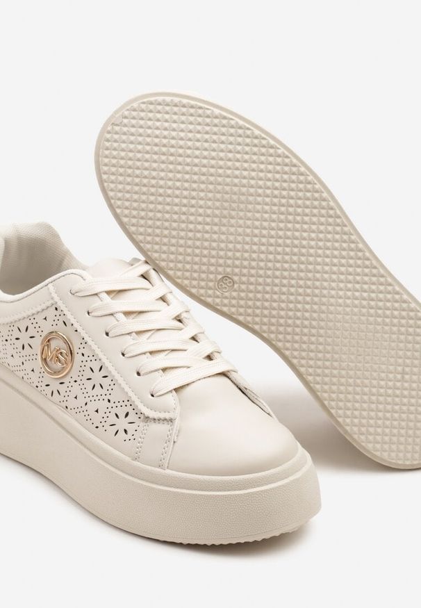 Renee - Jasnobeżowe Sneakersy na Platformie z Ażurowym Zdobieniem i Aplikacją Dalirnna. Okazja: na co dzień. Kolor: beżowy. Materiał: jeans. Wzór: aplikacja, ażurowy. Obcas: na platformie
