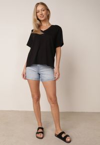 Born2be - Czarny T-shirt z Bawełny z Trójkątnym Dekoltem Siliphe. Okazja: do pracy, na co dzień, na spotkanie biznesowe. Kolor: czarny. Materiał: bawełna. Styl: elegancki, biznesowy, casual #7