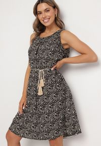 Born2be - Czarna Rozkloszowana Sukienka z Bawełny w Abstrakcyjny Wzór Annivione. Kolor: czarny. Materiał: bawełna. Długość rękawa: na ramiączkach. Styl: elegancki, klasyczny #3