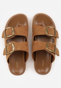 Born2be - Ciemnobrązowe Klapki VICES z Dwoma Paskami i Metalicznymi Klamrami Kaliniassi. Nosek buta: otwarty. Kolor: brązowy. Materiał: skóra, zamsz. Wzór: aplikacja. Sezon: lato. Obcas: na obcasie. Wysokość obcasa: niski #9