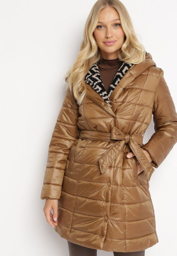 Born2be - Brązowa Kurtka Hometus. Kolor: brązowy. Materiał: tkanina, futro, jeans, materiał. Styl: klasyczny