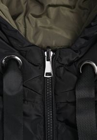 Born2be - Czarna Pikowana Kamizelka Dwustronna z Kapturem i Troczkami Nevetiani. Typ kołnierza: kaptur. Kolor: czarny. Materiał: jeans. Styl: elegancki #3