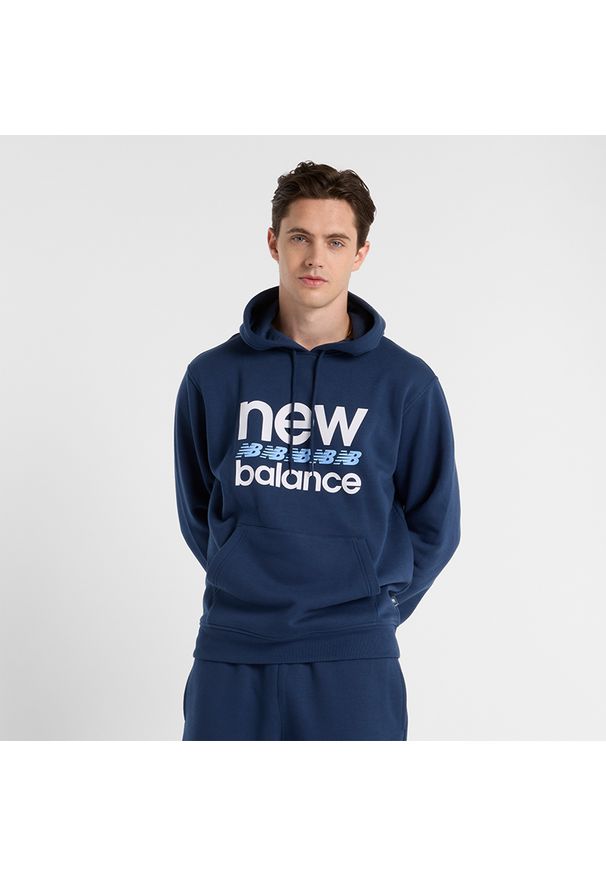 Bluza męska New Balance MT51941NNY – granatowa. Typ kołnierza: kaptur. Kolor: niebieski. Materiał: bawełna, poliester, dresówka, materiał. Wzór: aplikacja, napisy