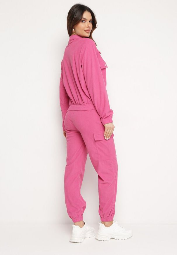 Born2be - Fuksjowy Komplet Dresowy Utility z Bluzą z Kołnierzykiem i Joggerami z Szerokimi Klapami Imixa. Kolor: różowy. Materiał: dresówka. Długość: długie. Wzór: aplikacja. Styl: klasyczny