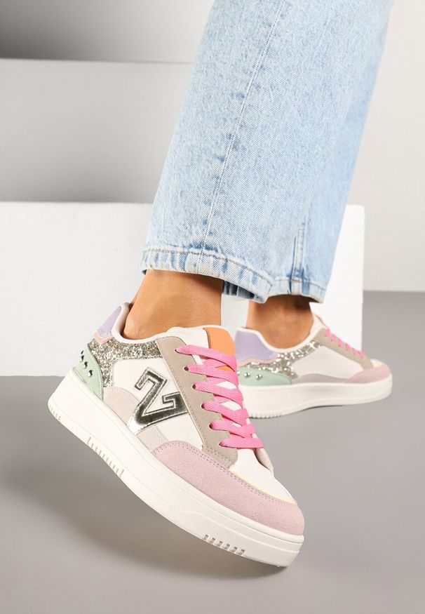Born2be - Różowo-Beżowe Sneakersy z Brokatem i Metalicznymi Ozdobami Pillara. Okazja: na co dzień. Nosek buta: okrągły. Kolor: różowy. Materiał: jeans. Wzór: aplikacja. Sezon: lato, wiosna. Obcas: na płaskiej podeszwie