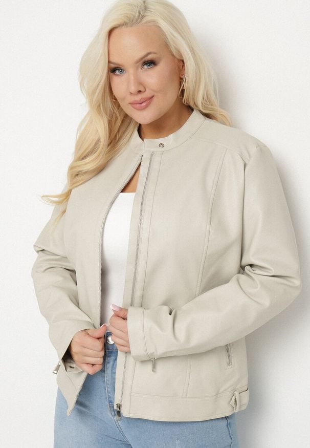 Born2be - Jasnobeżowa Kurtka Ramoneska Bez Kołnierzyka z Suwakami na Rękawach Rilinne. Okazja: na spacer, na co dzień. Typ kołnierza: bez kołnierzyka. Kolekcja: plus size. Kolor: beżowy. Sezon: wiosna. Styl: casual, elegancki