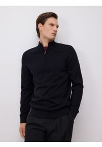 Reserved - Sweter z zapinanym golfem - czarny. Typ kołnierza: golf. Kolor: czarny. Materiał: dzianina, bawełna