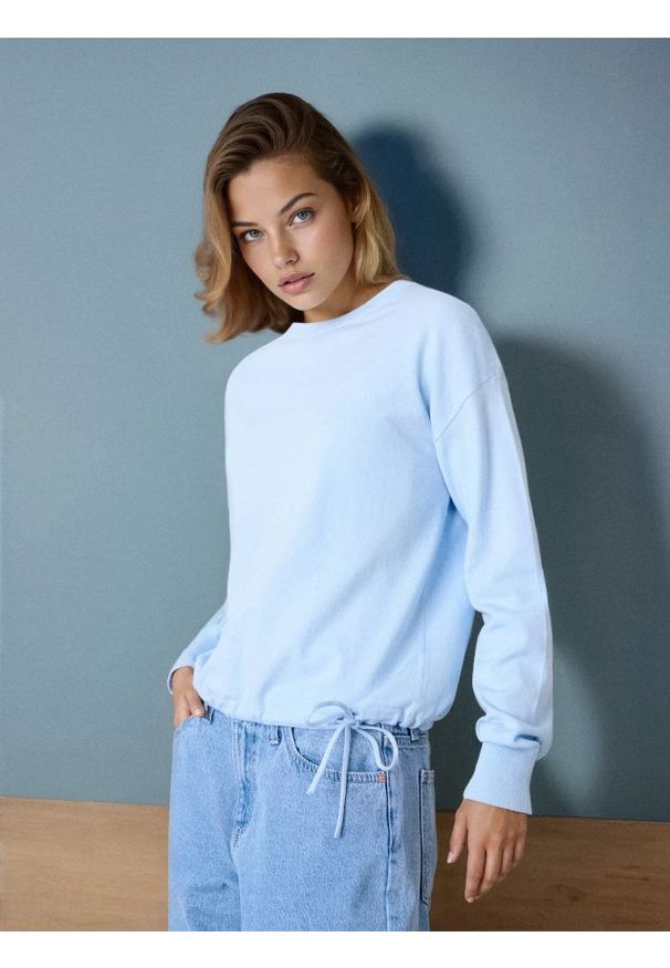 Sinsay - Wiskozowy sweter z ozdbnym wiązaniem - błękitny. Kolor: niebieski. Materiał: wiskoza