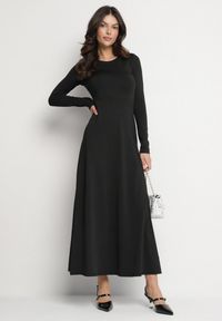 Born2be - Czarna Rozkloszowana Sukienka z Wiskozą z Odkrytymi Plecami i Wiązaniem Irellisa. Okazja: na co dzień. Kolor: czarny. Materiał: wiskoza. Styl: elegancki, casual #5