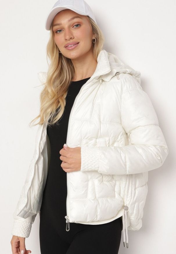 Born2be - Biała Pikowana Kurtka z Odpinanym Kapturem Wydłużonym Tyłem i Ściągaczami Zinonia. Okazja: na co dzień. Kolor: biały. Materiał: wełna, jeans, skóra. Sezon: jesień, zima. Styl: elegancki, casual