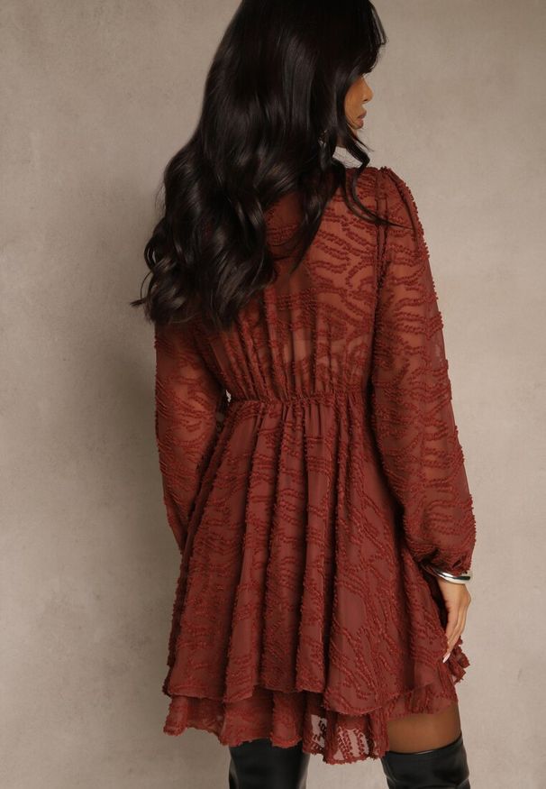 Renee - Czerwona Rozkloszowana Sukienka z Siateczki z Ozdobnym Tłoczeniem Zenessalia. Kolor: czerwony. Materiał: poliester, jeans. Typ sukienki: rozkloszowane. Styl: klasyczny, elegancki