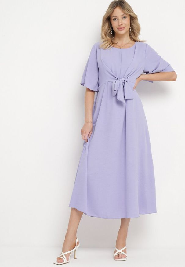 Born2be - Jasnofioletowa Sukienka Maxi z Ozdobnym Wiązaniem i Gumką w Talii Myrcella. Kolor: fioletowy. Długość: maxi