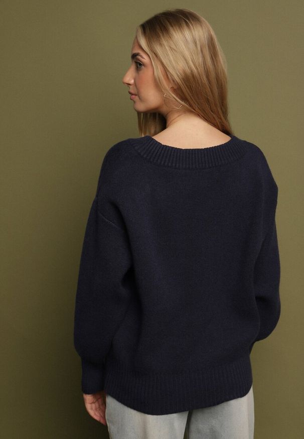 Born2be - Granatowy Sweter z Kaszmirem z Dekoltem w Serek Plenae. Okazja: na co dzień. Typ kołnierza: dekolt w serek. Kolor: niebieski. Materiał: kaszmir. Styl: klasyczny, casual, elegancki