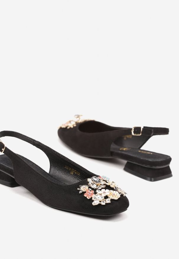 Born2be - Czarne Czółenka Vices z Odkrytą Piętą Ozdobione Cyrkoniami ze Skórzaną Władką Eklevia. Zapięcie: pasek. Kolor: czarny. Materiał: skóra. Wzór: aplikacja. Obcas: na obcasie. Styl: elegancki. Wysokość obcasa: średni