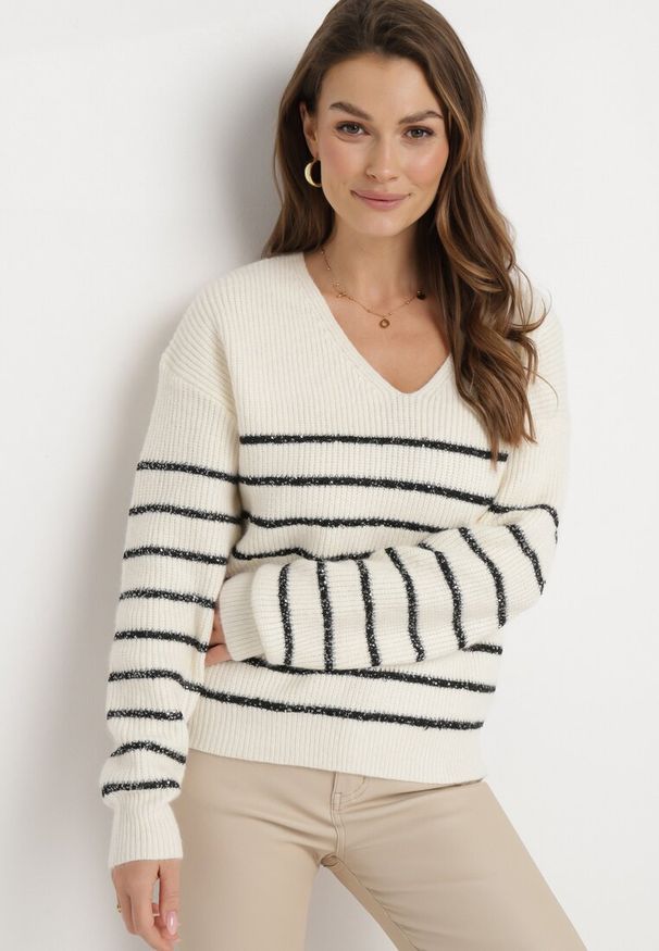 Born2be - Beżowo-Czarny Pasiasty Sweter z Dekoltem w Serek Zdobiony Cekinami Tegiop. Typ kołnierza: dekolt w serek. Kolor: beżowy. Wzór: aplikacja