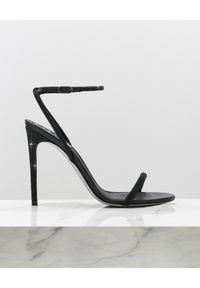 RENE CAOVILLA - Czarne sandały na szpilce Ellabrita. Zapięcie: pasek. Kolor: czarny. Materiał: materiał. Wzór: aplikacja, nadruk. Obcas: na szpilce #2