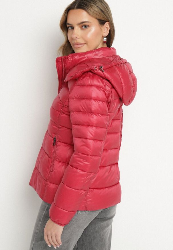 Born2be - Czerwona Pikowana Kurtka z Metalicznym Połyskiem i Odpinanym Kapturem Dairise. Kolor: czerwony. Materiał: jeans. Styl: klasyczny