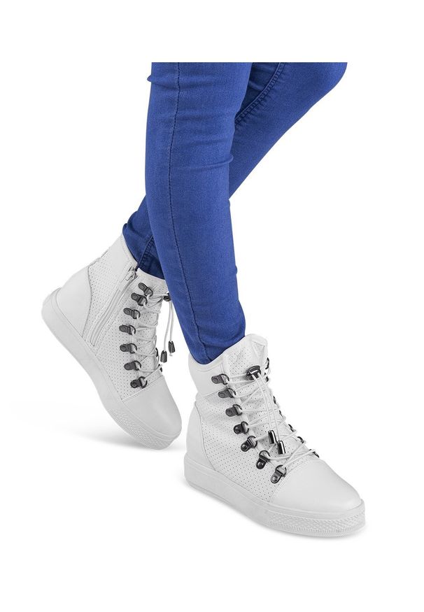 Ideal Shoes - Buty sportowe damskie IdealShoes X9701 Białe. Zapięcie: zamek. Kolor: biały. Materiał: materiał, tworzywo sztuczne. Obcas: na koturnie. Wysokość obcasa: średni