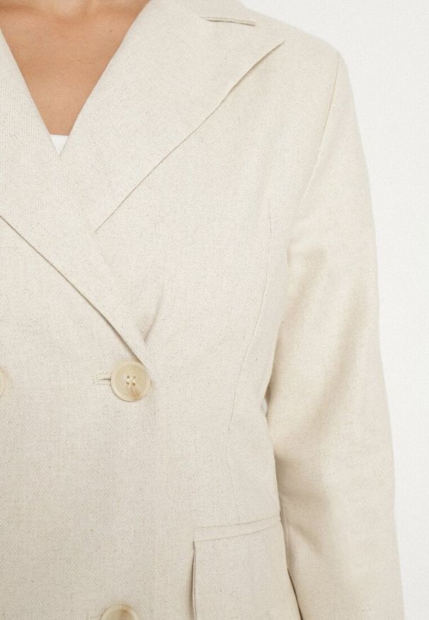 Born2be - Beżowa Dwurzędowa Marynarka z Lnem Bawełną i Imitacją Kieszeni Fenarosa. Okazja: na spotkanie biznesowe, na co dzień. Kolor: beżowy. Materiał: len, bawełna. Sezon: lato, wiosna. Styl: biznesowy, casual