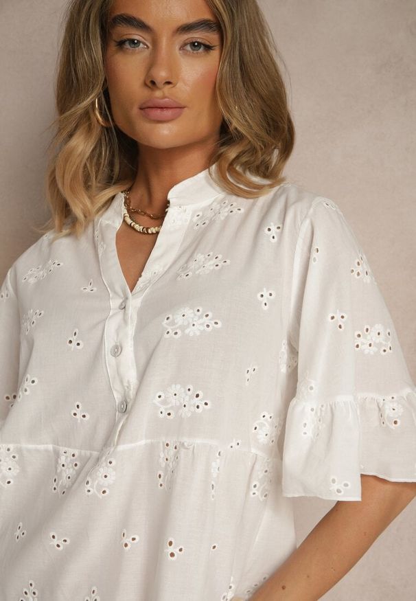 Renee - Biała Rozkloszowana Sukienka Koszulowa z Bawełny Zdobiona Haftem i Falbanami Filarosa. Kolor: biały. Materiał: bawełna. Wzór: aplikacja, haft. Sezon: lato. Typ sukienki: koszulowe. Styl: klasyczny