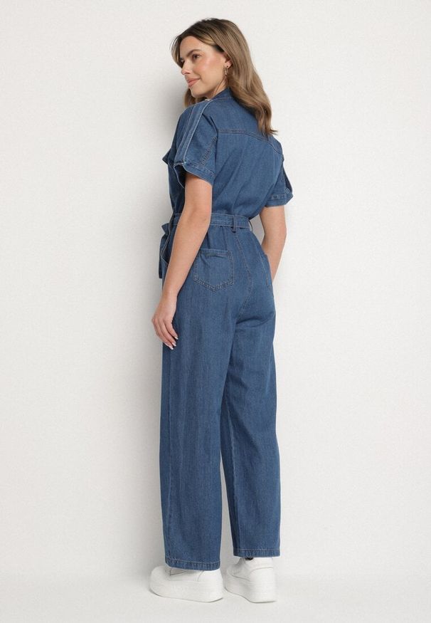 Born2be - Granatowy Jeansowy Kombinezon z Wiązaniem w Talii i Szerokimi Nogawkami Xenadea. Kolor: niebieski. Materiał: jeans. Sezon: lato