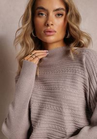 Renee - Ciemnobeżowy Asymetryczny Sweter z Wełną Ozdobiony Tłoczeniem Aurorrsa. Kolor: beżowy. Materiał: wełna. Wzór: aplikacja