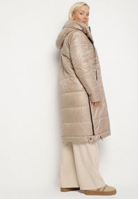 Born2be - Beżowa Przejściowa Kurtka Pikowana z Kapturem i Suwakami po Bokach Fesunela. Okazja: na co dzień. Typ kołnierza: kaptur. Kolekcja: plus size. Kolor: beżowy. Materiał: jeans. Sezon: jesień. Styl: klasyczny, casual #5