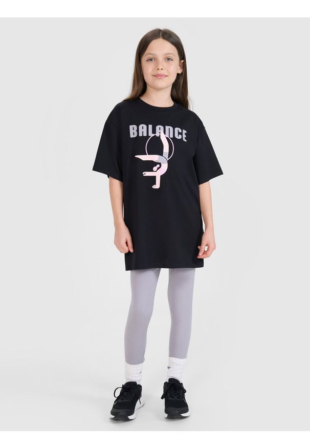 4f - 4F T-shirt oversize z nadrukiem dziewczęcy - czarny 128 (7-8 lat). Okazja: na co dzień. Kolor: czarny. Materiał: bawełna, materiał, jersey. Długość rękawa: krótki rękaw. Długość: krótkie. Wzór: nadruk. Sezon: lato. Styl: klasyczny, elegancki, sportowy, casual