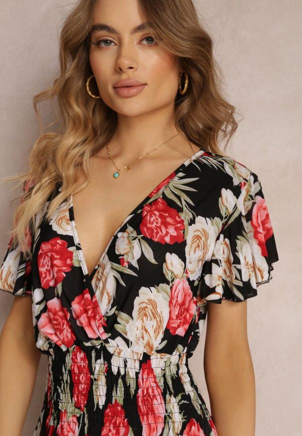 Renee - Czarno-Czerwona Kopertowa Sukienka Maxi w Kwiaty z Gumką w Talii Jazzly. Kolor: czerwony. Materiał: materiał. Długość rękawa: krótki rękaw. Wzór: kwiaty. Typ sukienki: kopertowe. Długość: maxi