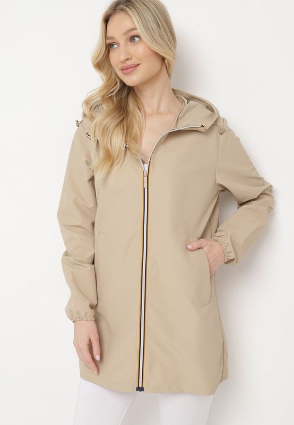 Born2be - Beżowa Kurtka Wiatrówka o Wydłużonym Fasonie z Kapturem Axerinta. Typ kołnierza: kaptur. Kolor: beżowy. Styl: klasyczny