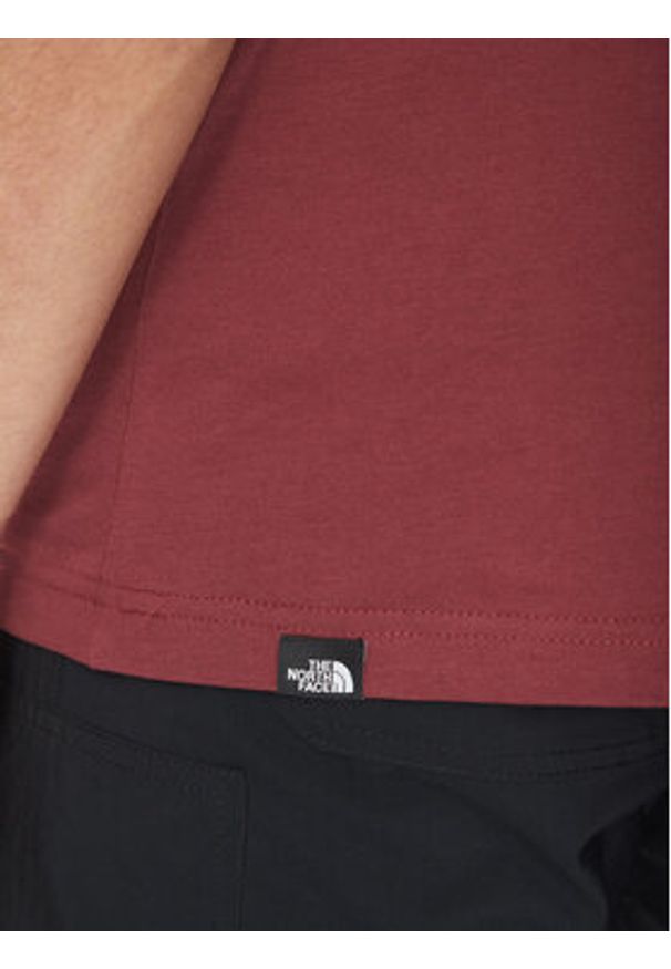 The North Face T-Shirt Simple Dome NF0A87NG Bordowy Regular Fit. Kolor: czerwony. Materiał: bawełna, syntetyk