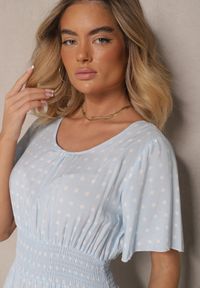 Renee - Jasnoniebieska Bawełniana Sukienka o Rozkloszowanym Fasonie w Kropki Tolimirae. Okazja: na co dzień. Kolor: niebieski. Materiał: bawełna. Długość rękawa: krótki rękaw. Wzór: kropki. Sezon: lato. Typ sukienki: rozkloszowane. Styl: casual #4