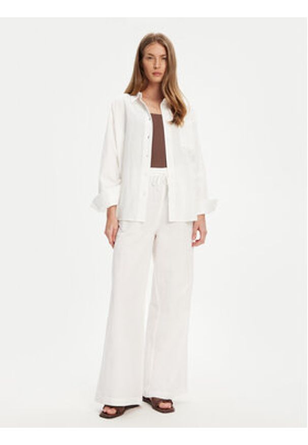 Mustang Spodnie materiałowe Tuscaloosa 1016583 Biały Wide Fit. Kolor: biały. Materiał: bawełna