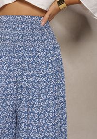 Renee - Niebieskie Bawełniane Spodnie Culottes z Szeroką Gumką w Pasie i Kwiatowym Printem Pellagia. Okazja: na co dzień. Kolor: niebieski. Materiał: bawełna. Wzór: nadruk, kwiaty. Styl: casual #5