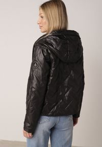 Born2be - Czarna Kurtka Pikowana z Nieodpinanym Kapturem i Aplikacją na Rękawie Endora. Okazja: na spacer, na co dzień. Kolor: czarny. Materiał: poliester, jeans. Wzór: aplikacja. Styl: casual, elegancki #2