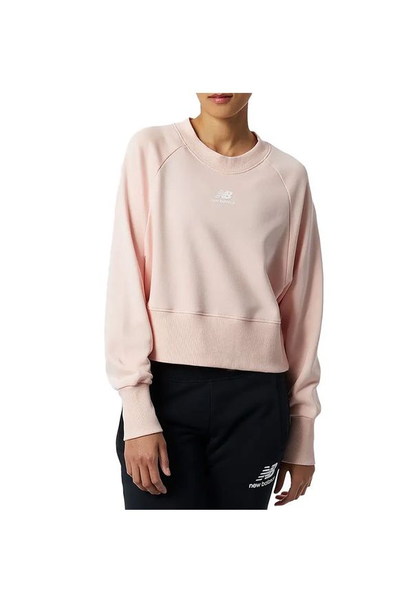 Bluza New Balance WT21554PIE - różowa. Okazja: na co dzień. Typ kołnierza: bez kaptura. Kolor: różowy. Materiał: bawełna, materiał, prążkowany. Styl: casual, klasyczny
